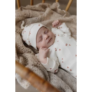 Hello little you - boxpakje ruffles ecru met hartjes clay, mutsje ecru met kleiroze harten, geboorteoutfit meisje baby, slofjes merino wol zandkleur
