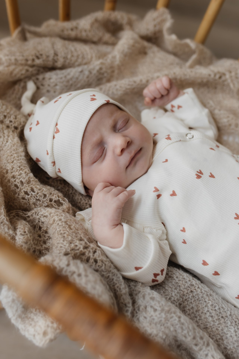 Hello little you - boxpakje ruffles ecru met hartjes clay, mutsje ecru met kleiroze harten, geboorteoutfit meisje baby, slofjes merino wol zandkleur