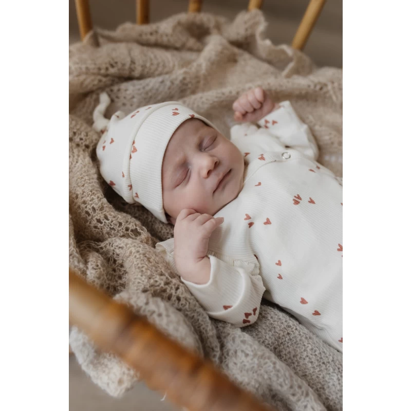 Hello little you - boxpakje ruffles ecru met hartjes clay, mutsje ecru met kleiroze harten, geboorteoutfit meisje baby, slofjes merino wol zandkleur