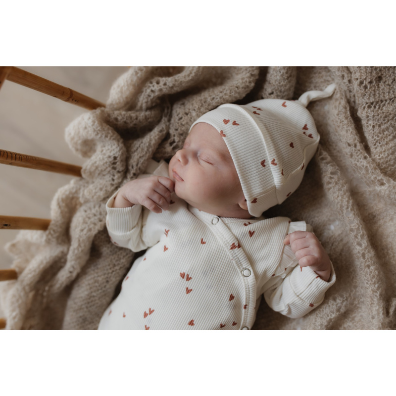 Hello little you - boxpakje ruffles ecru met hartjes clay, mutsje ecru met kleiroze harten, geboortepakje meisje baby