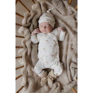 Hello little you - boxpakje ruffles ecru met hartjes clay, mutsje ecru met kleiroze harten, geboortepakje meisje baby, slofjes merino wol zand