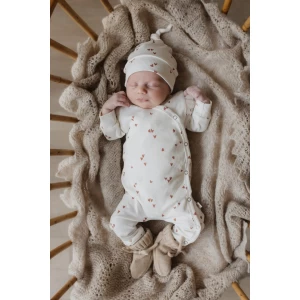 Hello little you - boxpakje ruffles ecru met hartjes clay, mutsje ecru met kleiroze harten, geboortepakje meisje baby, slofjes merino wol zand
