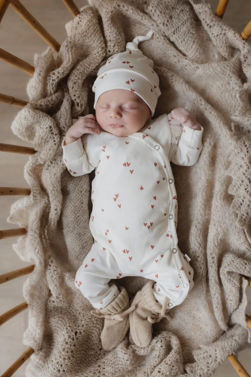 Hello little you - boxpakje ruffles ecru met hartjes clay, mutsje ecru met kleiroze harten, geboortepakje meisje baby, slofjes merino wol zand