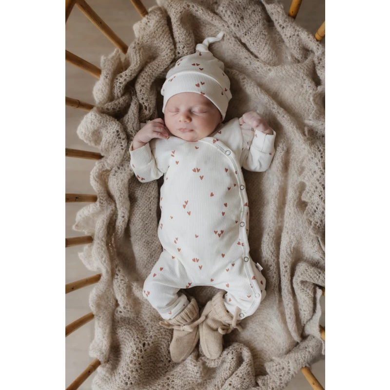 Hello little you - boxpakje ruffles ecru met hartjes clay, mutsje ecru met kleiroze harten, geboortepakje meisje baby, slofjes merino wol zand