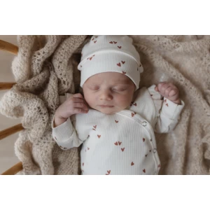 Hello little you - boxpakje ruffles ecru met hartjes clay, mutsje ecru met kleiroze harten, geboortepakje meisje baby, slofjes merino wol zand, eerste pakje