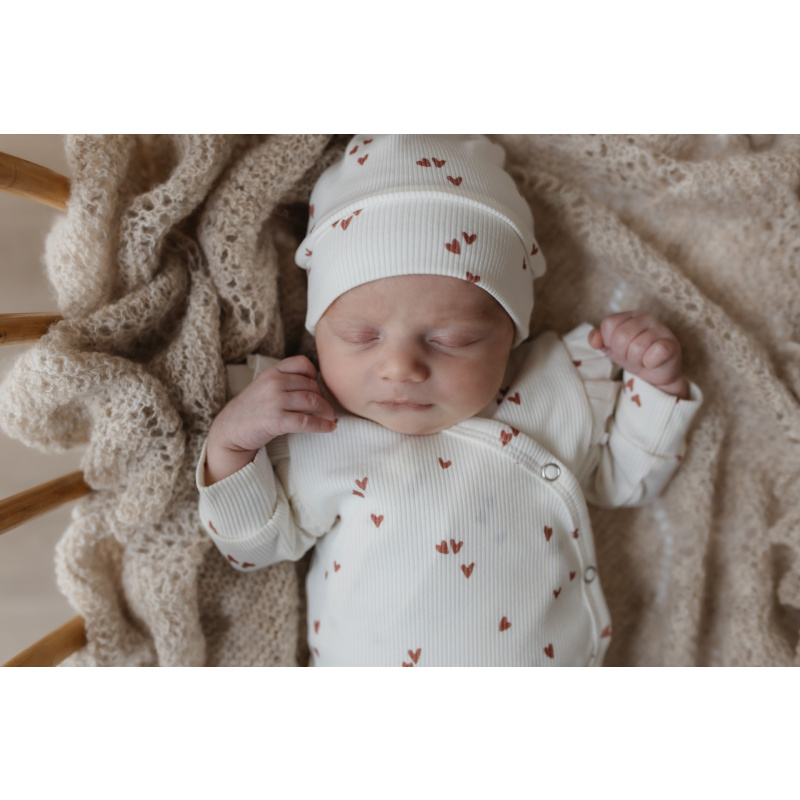 Hello little you - boxpakje ruffles ecru met hartjes clay, mutsje ecru met kleiroze harten, geboortepakje meisje baby, slofjes merino wol zand, eerste pakje