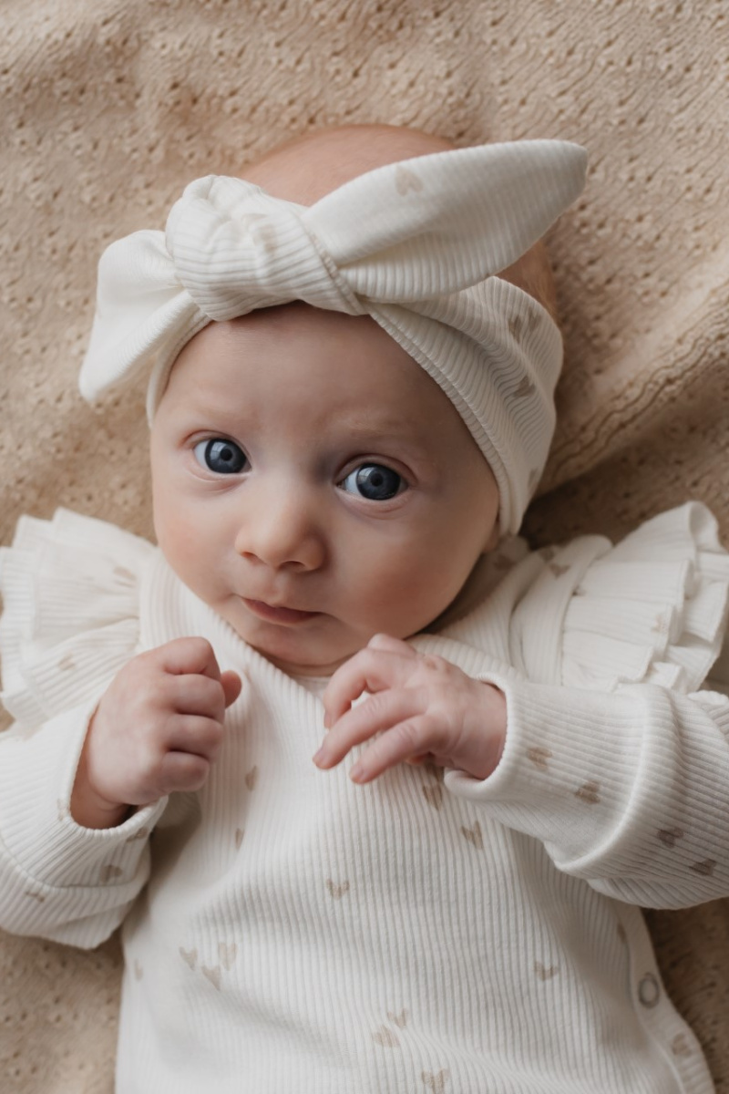 Hello little you - boxpakje ruffles ecru met hartjes zand, haarbandjes rib hartjes zandkleur, geboorteoutfit meisje baby, slofjes merino wol zand