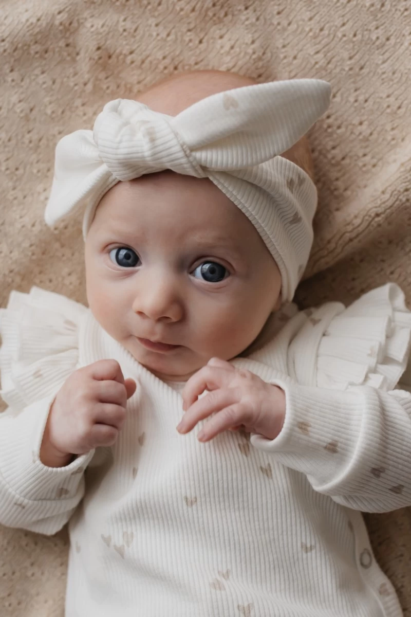 Hello little you - boxpakje ruffles ecru met hartjes zand, haarbandjes rib hartjes zandkleur, geboorteoutfit meisje baby, slofjes merino wol zand
