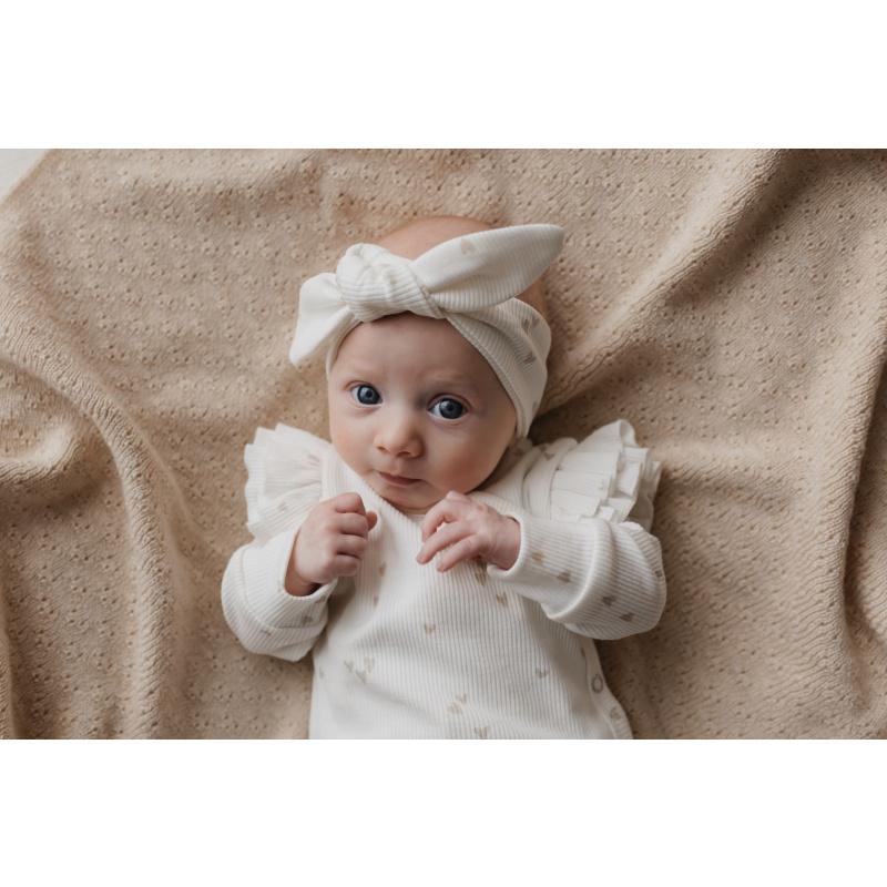 Hello little you - boxpakje ruffles ecru met hartjes zand, haarbandjes rib hartjes zandkleur, geboorteoutfit meisje baby, slofjes merino wol zand