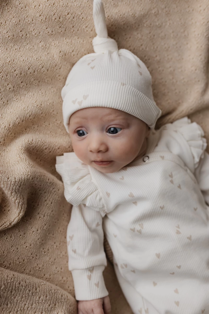 Hello little you - boxpakje ruffles ecru met hartjes zand, mutsje rib hartjes zandkleur, geboorteoutfit meisje baby