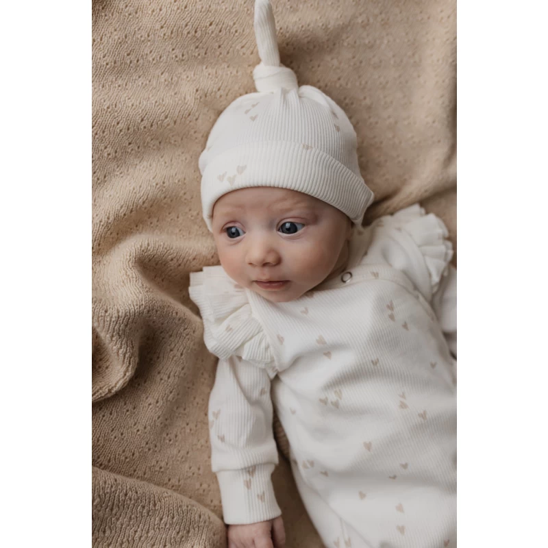 Hello little you - boxpakje ruffles ecru met hartjes zand, mutsje rib hartjes zandkleur, geboorteoutfit meisje baby