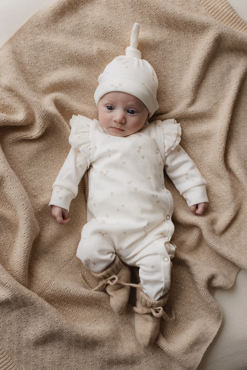 Hello little you - boxpakje ruffles ecru met hartjes zand, mutsje rib hartjes zandkleur, geboorteoutfit meisje baby, slofjes merino wol zand