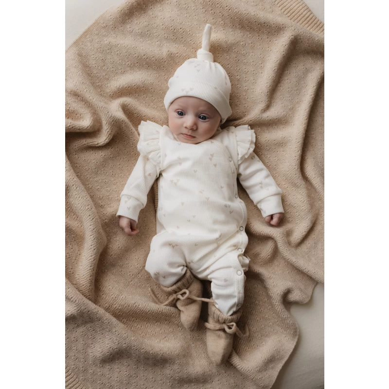 Hello little you - boxpakje ruffles ecru met hartjes zand, mutsje rib hartjes zandkleur, geboorteoutfit meisje baby, slofjes merino wol zand
