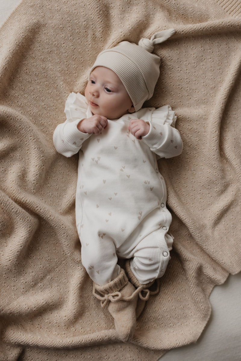 Hello little you - boxpakje ruffles ecru met hartjes zand, mutsje rib zand, geboorteoutfit meisje baby, slofjes merino wol zand