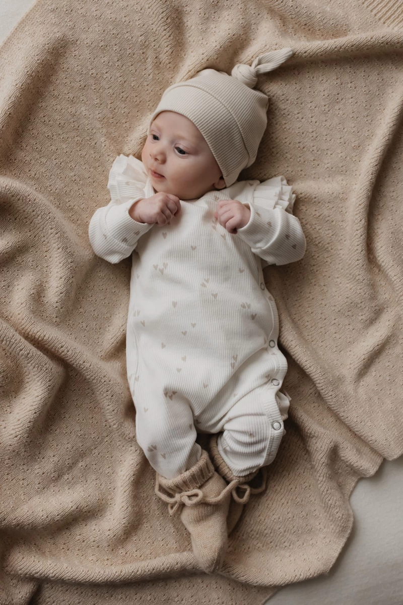 Hello little you - boxpakje ruffles ecru met hartjes zand, mutsje rib zand, geboorteoutfit meisje baby, slofjes merino wol zand