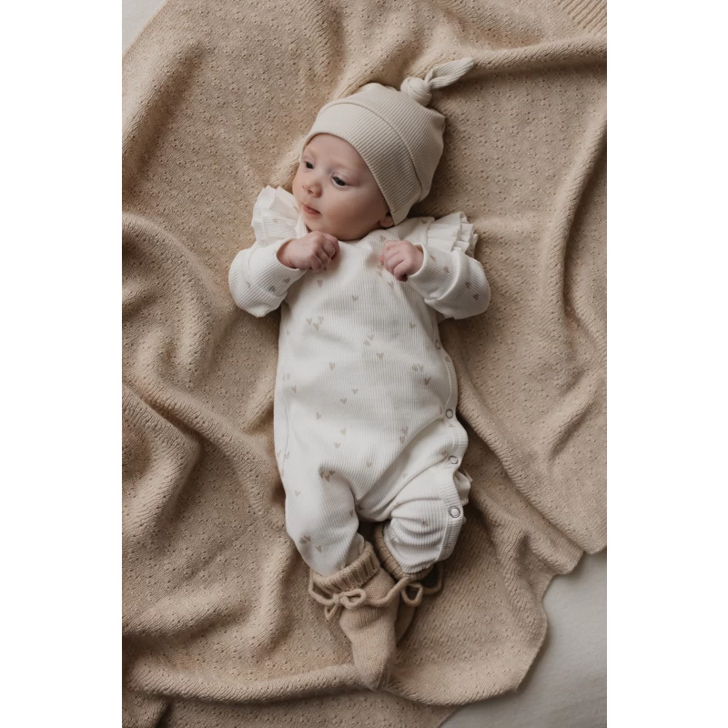 Hello little you - boxpakje ruffles ecru met hartjes zand, mutsje rib zand, geboorteoutfit meisje baby, slofjes merino wol zand