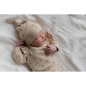 Hello little you - boxpakje ruffles hartjes, mutsje smalle rib hartjes, geboortepakje meisje