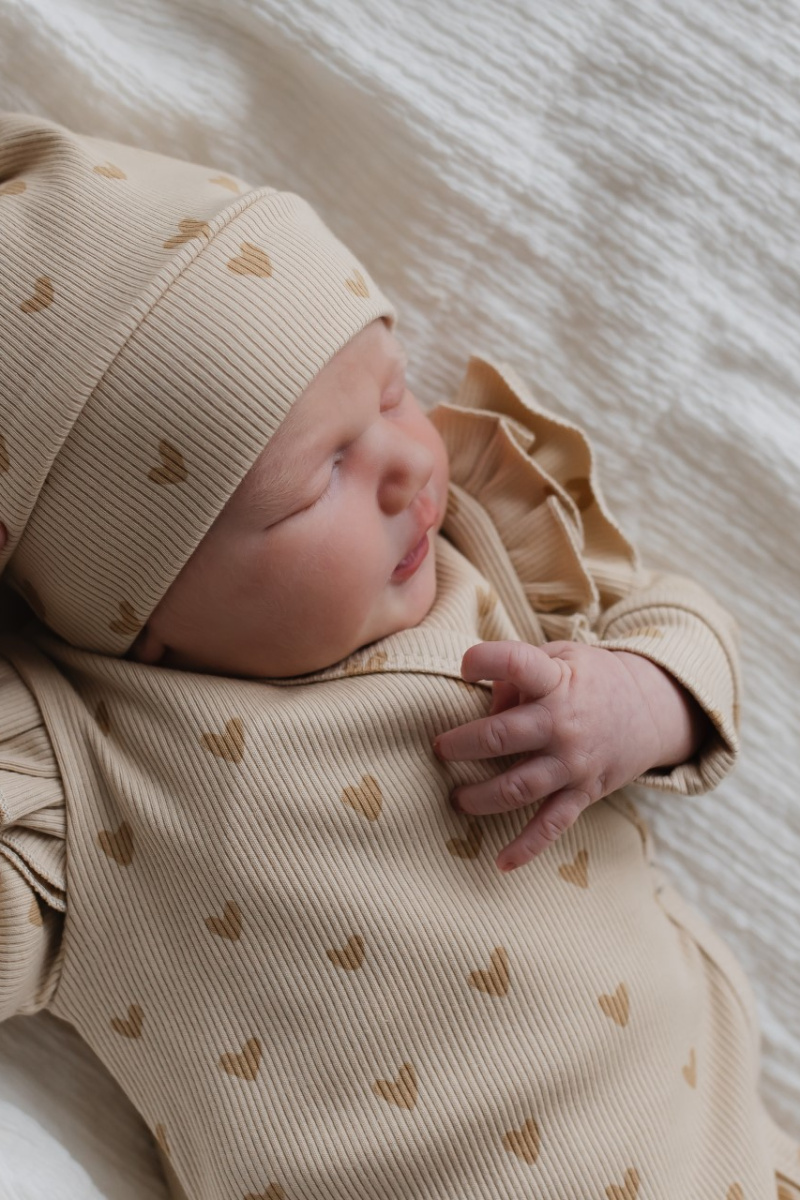 Hello little you - boxpakje ruffles hartjes, mutsje smalle rib hartjes, geboortepakje meisje