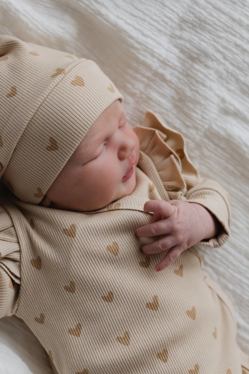 Hello little you - boxpakje ruffles hartjes, mutsje smalle rib hartjes, geboortepakje meisje