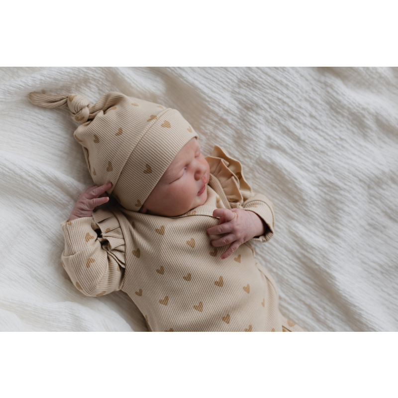Hello little you - boxpakje ruffles hartjes, mutsje smalle rib hartjes, geboortepakje meisje