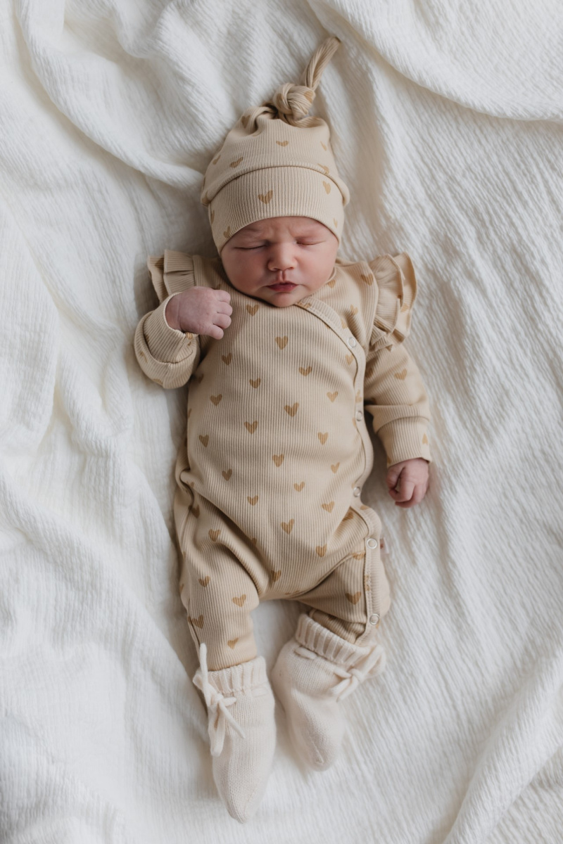 Hello little you - boxpakje ruffles hartjes, mutsje smalle rib hartjes, slofjes merino wol off white