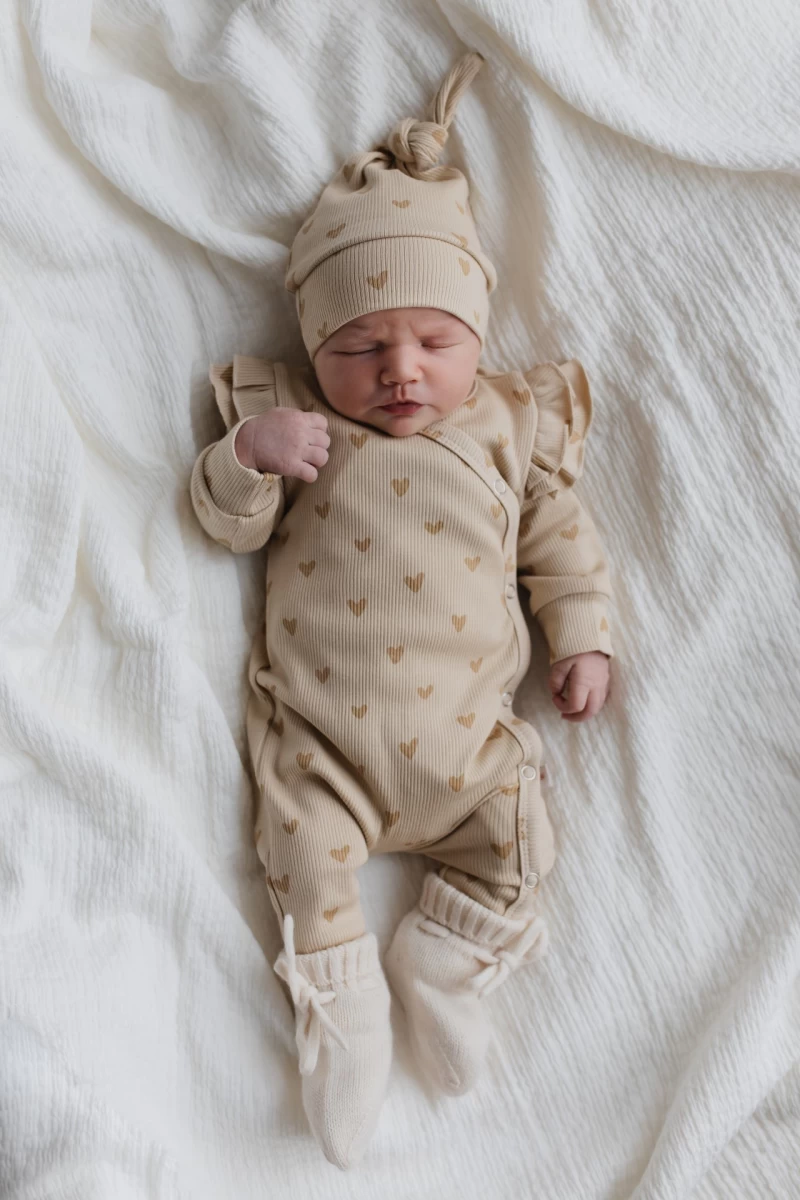Hello little you - boxpakje ruffles hartjes, mutsje smalle rib hartjes, slofjes merino wol off white