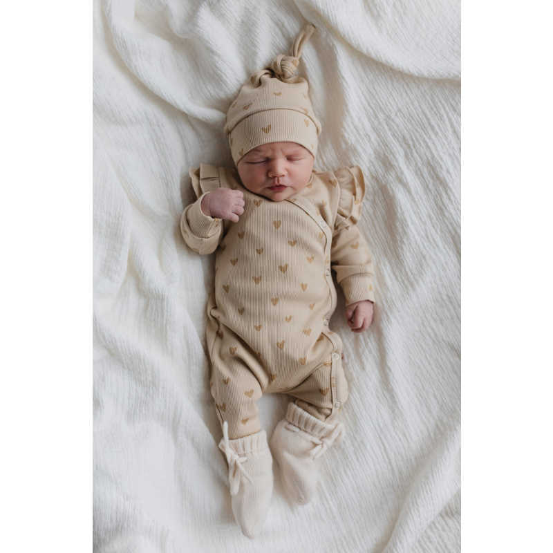 Hello little you - boxpakje ruffles hartjes, mutsje smalle rib hartjes, slofjes merino wol off white