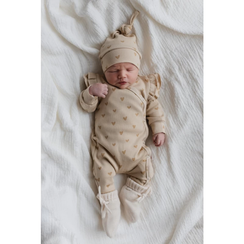 Hello little you - boxpakje ruffles hartjes, mutsje smalle rib hartjes, slofjes merino wol off white