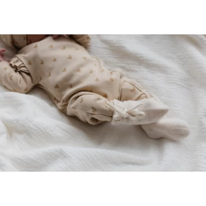 Hello little you - boxpakje ruffles hartjes, mutsje smalle rib hartjes, slofjes merino wol off white, geboortepakje meisje