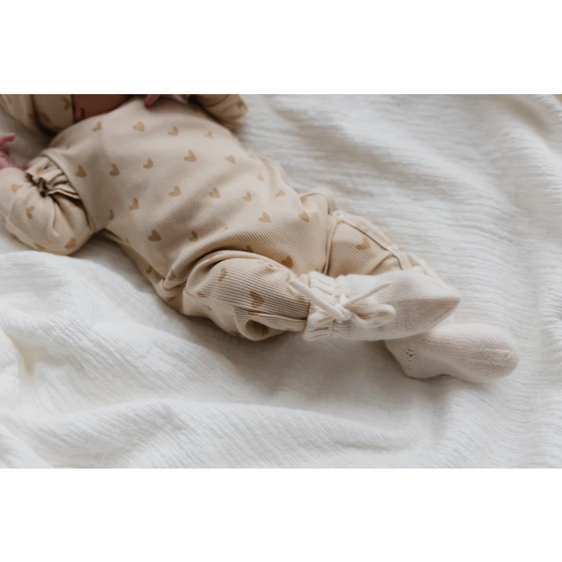 Hello little you - boxpakje ruffles hartjes, mutsje smalle rib hartjes, slofjes merino wol off white, geboortepakje meisje