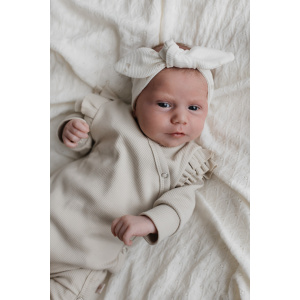 Hello little you - boxpakje ruffles rib zand, haarbandje rib hartjes zand, babymeisje, geboorteoutfit, slofjes merino wol sand