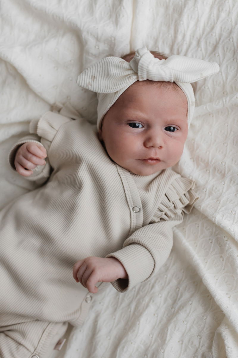 Hello little you - boxpakje ruffles rib zand, haarbandje rib hartjes zand, babymeisje, geboorteoutfit, slofjes merino wol sand