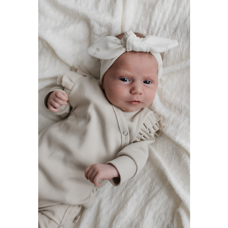 Hello little you - boxpakje ruffles rib zand, haarbandje rib hartjes zand, babymeisje, geboorteoutfit, slofjes merino wol sand