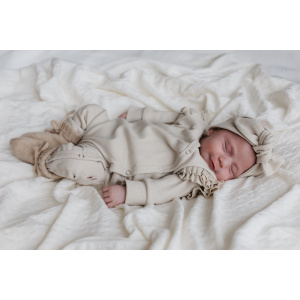 Hello little you - boxpakje ruffles rib zand, haarbandje rib zandkleur babymeisje, eerste pakje meisje, slofjes merino wol zand