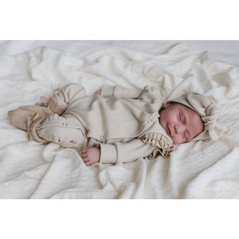 Hello little you - boxpakje ruffles rib zand, haarbandje rib zandkleur babymeisje, eerste pakje meisje, slofjes merino wol zand