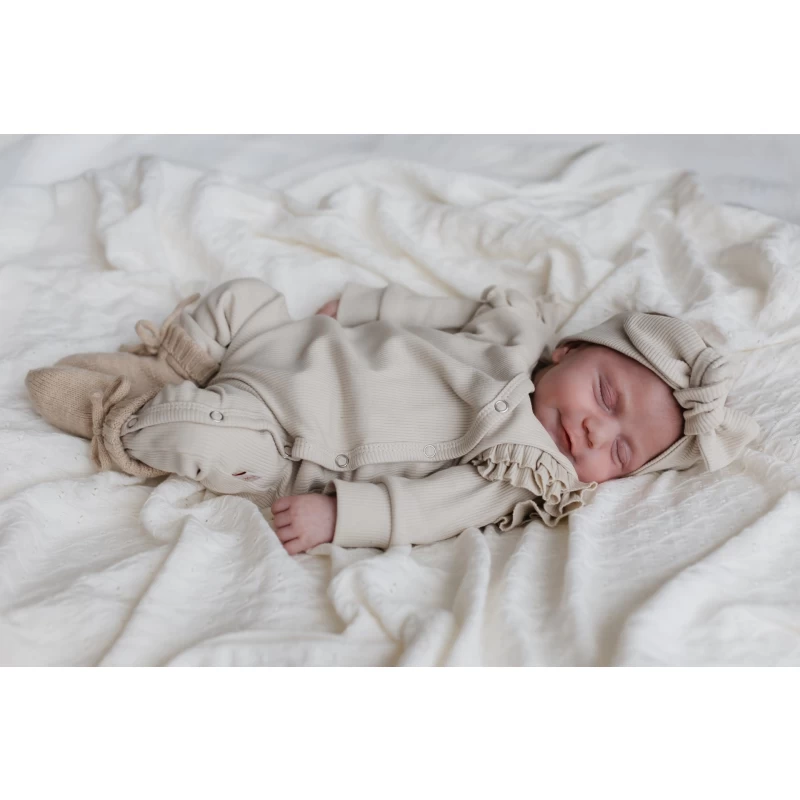 Hello little you - boxpakje ruffles rib zand, haarbandje rib zandkleur babymeisje, eerste pakje meisje, slofjes merino wol zand