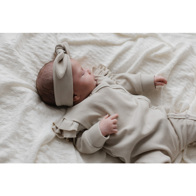 Hello little you - boxpakje ruffles rib zand, haarbandje rib zandkleur babymeisje, geboorteoutfit, slofjes merino wol zand