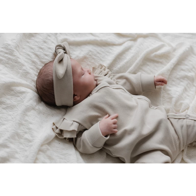 Hello little you - boxpakje ruffles rib zand, haarbandje rib zandkleur babymeisje, geboorteoutfit, slofjes merino wol zand