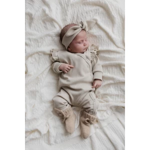 Hello little you - boxpakje ruffles rib zand, haarbandje rib zandkleur babymeisje, geboorteoutfit, slofjes merino wol zand