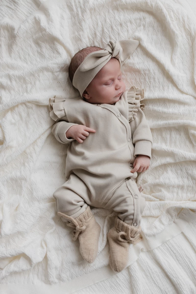 Hello little you - boxpakje ruffles rib zand, haarbandje rib zandkleur babymeisje, geboorteoutfit, slofjes merino wol zand