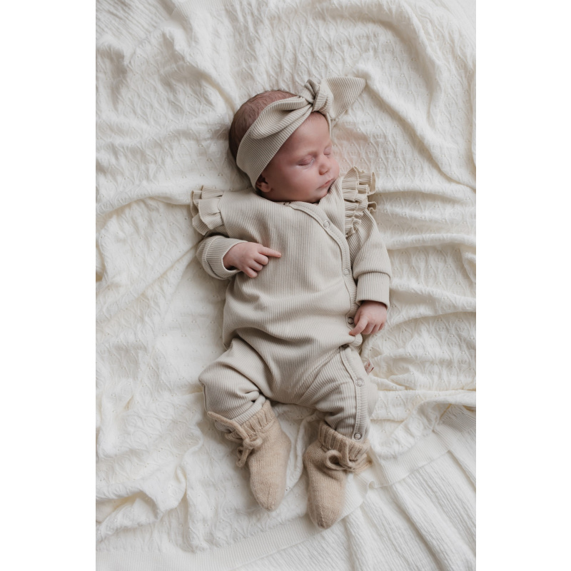 Hello little you - boxpakje ruffles rib zand, haarbandje rib zandkleur babymeisje, geboorteoutfit, slofjes merino wol zand