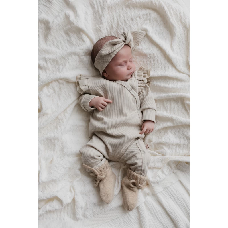 Hello little you - boxpakje ruffles rib zand, haarbandje rib zandkleur babymeisje, geboorteoutfit, slofjes merino wol zand