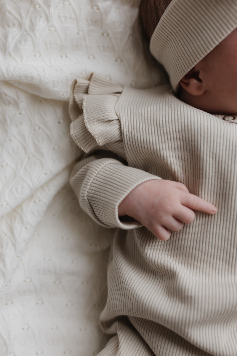 Hello little you - boxpakje ruffles rib zand, haarbandje rib zandkleur babymeisje, geboortepakje