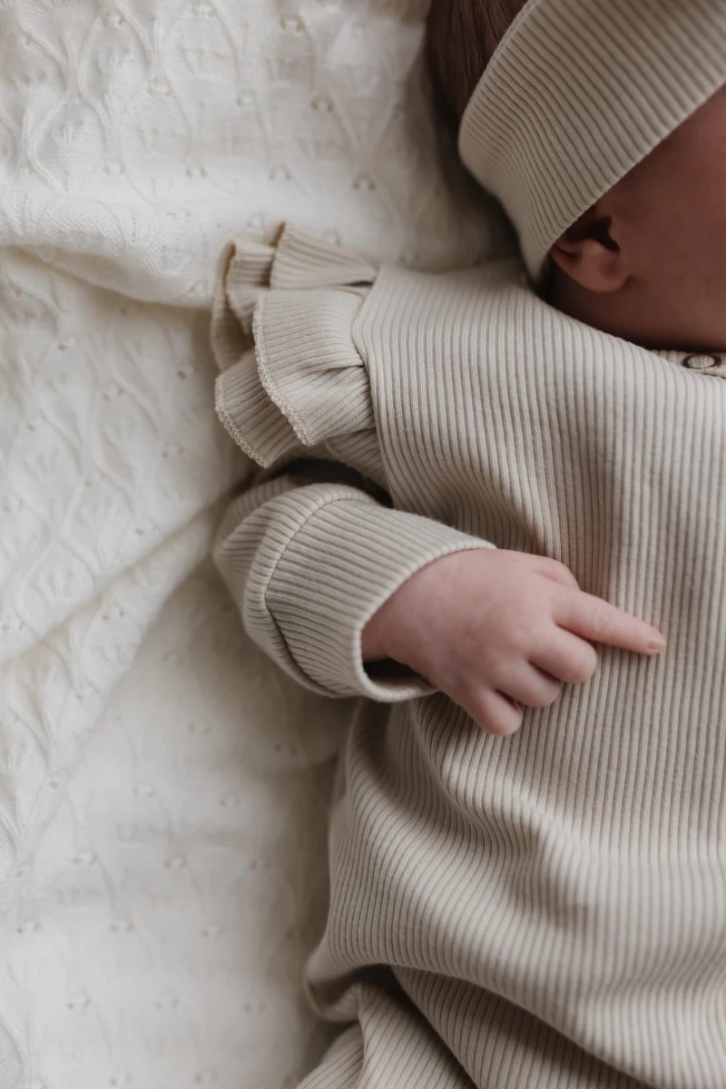 Hello little you - boxpakje ruffles rib zand, haarbandje rib zandkleur babymeisje, geboortepakje