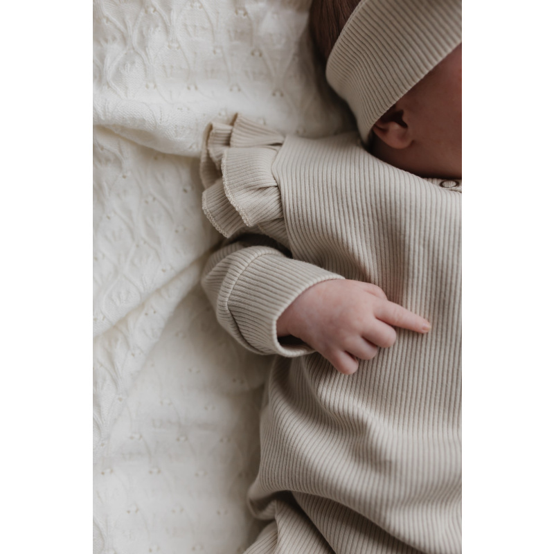 Hello little you - boxpakje ruffles rib zand, haarbandje rib zandkleur babymeisje, geboortepakje