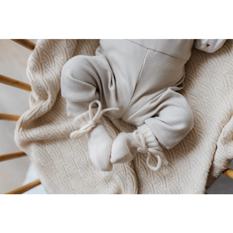 Hello little you - tuinpakje ruffles zand, slofjes merino wol off white