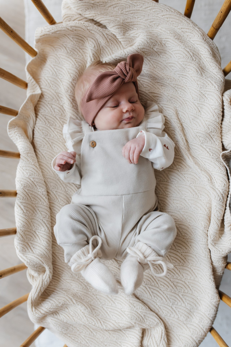 Hello little you - tuinpakje ruffles zandkleur, longsleeve ruffle hartjes clay, slofjes merino wol