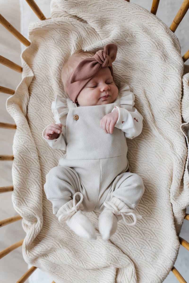 Hello little you - tuinpakje ruffles zandkleur, longsleeve ruffle hartjes clay, slofjes merino wol