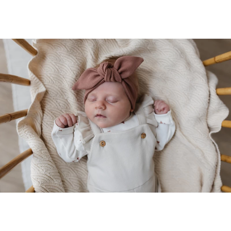 Hello little you - tuinpakje ruffles zandkleur, longsleeve ruffle hartjes clay, slofjes merino wol, haarbandje rib clay