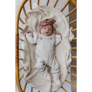 Hello little you - tuinpakje ruffles zandkleur, longsleeve ruffle hartjes clay, slofjes merino wol off white, haarbandje rib clay